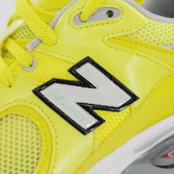 - New Balance 2002R Yellow Lime M2002RLC Men\'s Size 8 women\'s 10 Running